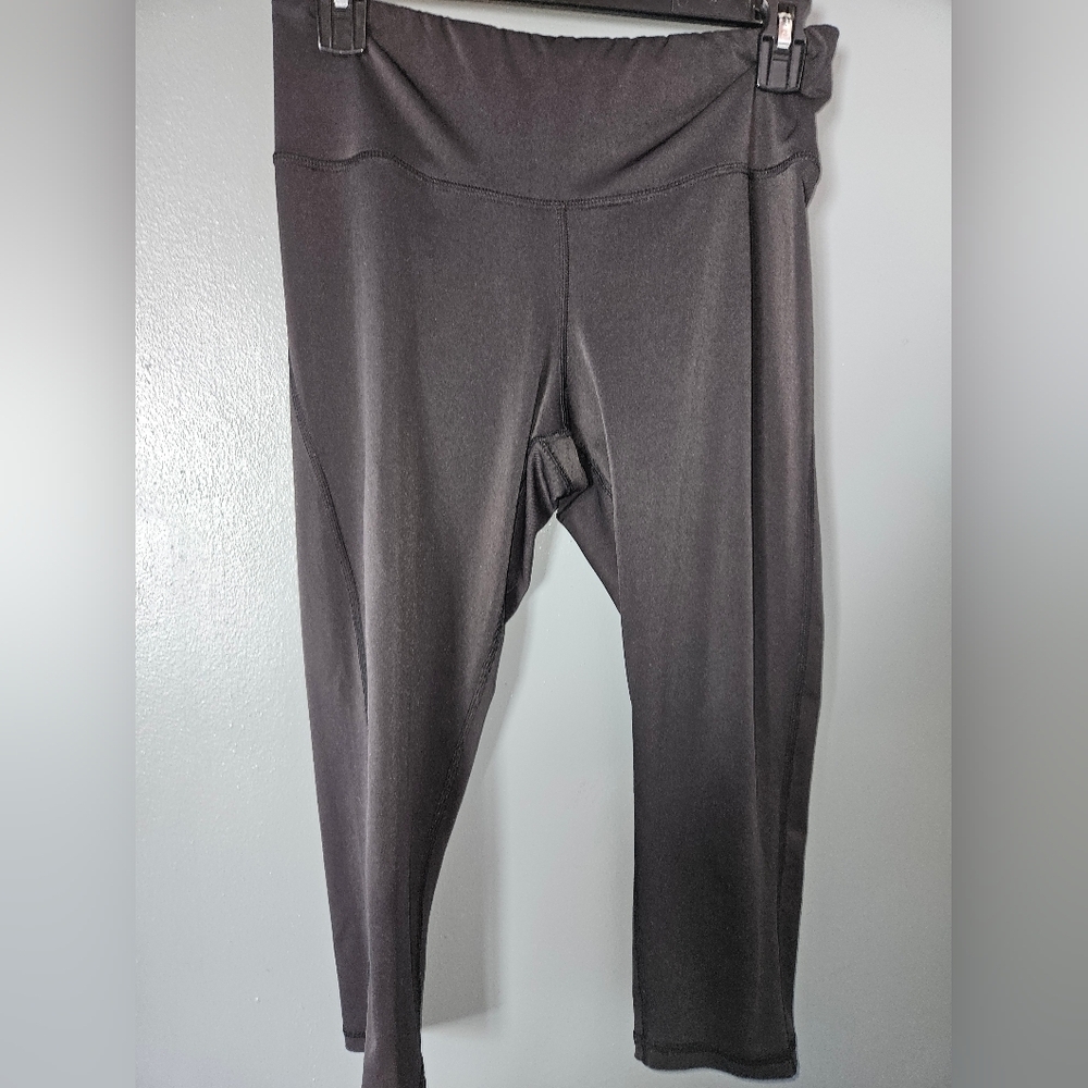 Amazon Essential Womans Black Capri Leggings Size M